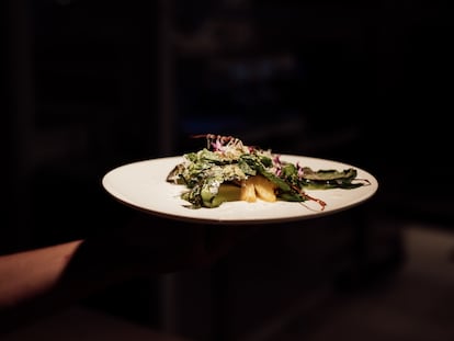 Primeras acelgas crujientes, un plato del restaurante Pabú, del chef Coco Montes.