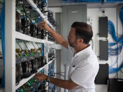 Eduardo Kopper observa las máaquinas de minar criptomonedas alojadas en su planta hidroeléctrica.