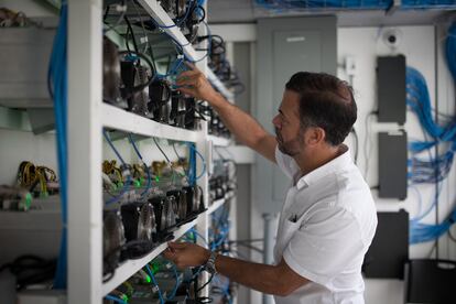 Eduardo Kopper observa las máaquinas de minar criptomonedas alojadas en su planta hidroeléctrica.