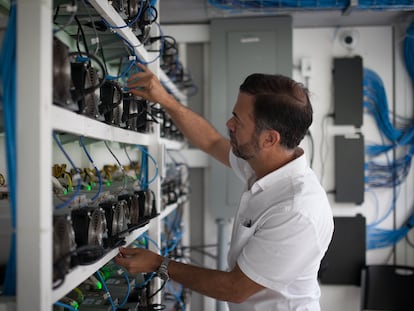 Eduardo Kopper observa las máaquinas de minar criptomonedas alojadas en su planta hidroeléctrica.