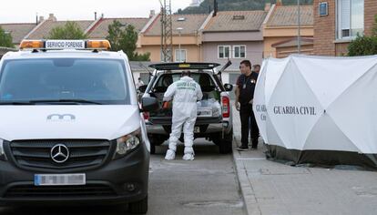 Efectivos de la Guardia Civil trabajan en las inmediaciones de la vivienda.