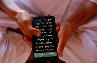 Un devoto musulmán recita el Corán desde su teléfono móvil dentro de la Gran Mezquita de Cachemira, en Srinagar, el 7 de mayo de 2019.