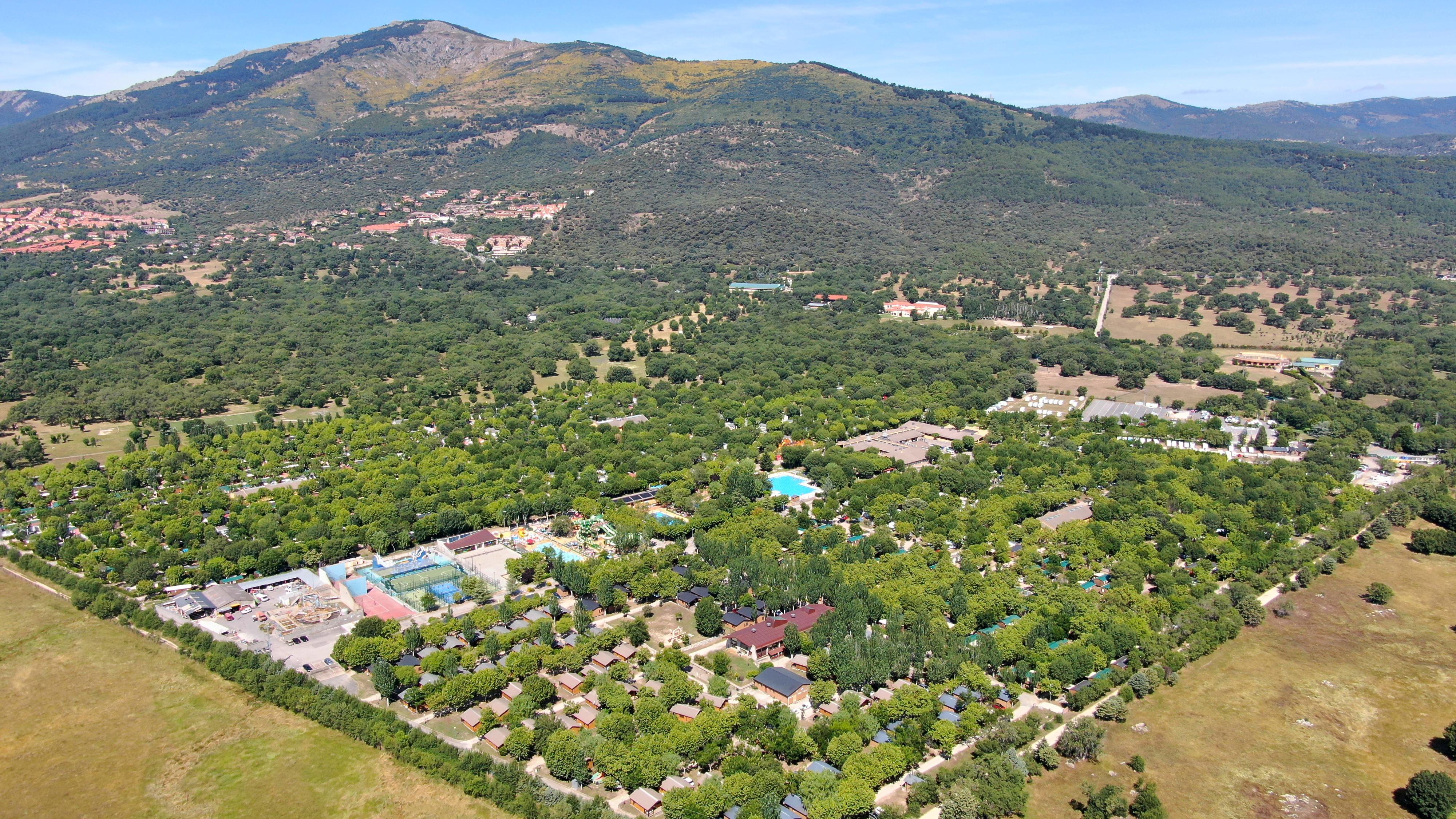Panorámica del camping con la sierra madrileña al fondo.