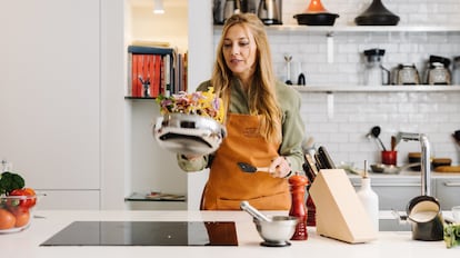 Persona cocinando con la sartén wok de la firma Cristel.