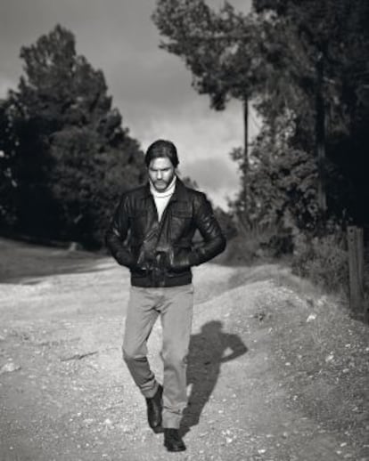 Daniel Brühl lleva cazadora de cuero de Guess by Marciano, jersey de punto de Sandro, pantalones de Blauer, y botas de Sendra.