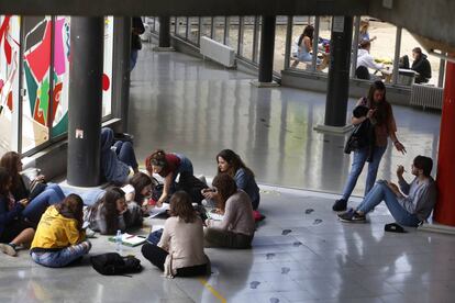 Un grupo de estudiantes en la Universidad Autónoma de Barcelona. 