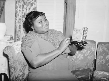 La actriz Hattie McDaniel con el Oscar a Mejor Actriz Secundaria que recibió en 1940 por 'Lo que el viento se llevó'.