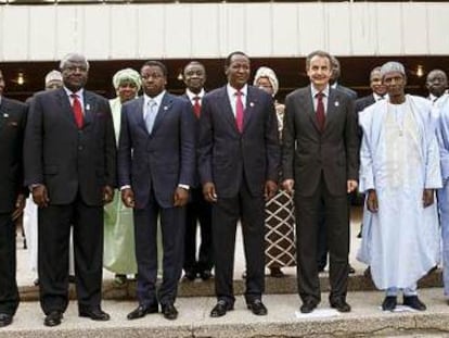 Zapatero (5º derecha) posa junto al presidente nigeriano, Umaru Yar'Adua (4º derecha) y el resto de asistentes a la reunión de la Comunidad Económica de Estados de África Occidental.