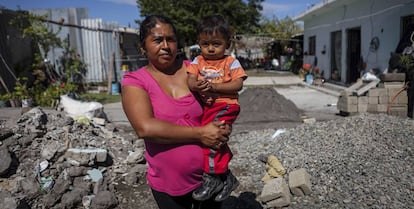 Alicia es madre de tres niños de seis, cuatro y un año. El día del terremoto dos cuartos de su casa se derrumbaron por completo, uno de ellos era la habitación de sus hijos.