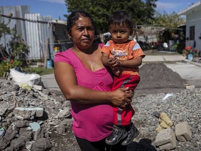 Alicia es madre de tres niños de seis, cuatro y un año. El día del terremoto dos cuartos de su casa se derrumbaron por completo, uno de ellos era la habitación de sus hijos.
