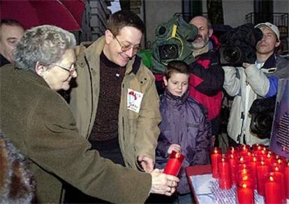 Salvador Ulayar, entre su madre y su hijo, rinde homenaje a su padre en Etxarri Aranaz