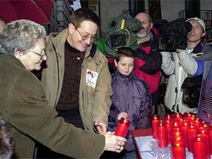 Salvador Ulayar, entre su madre y su hijo, rinde homenaje a su padre en Etxarri Aranaz