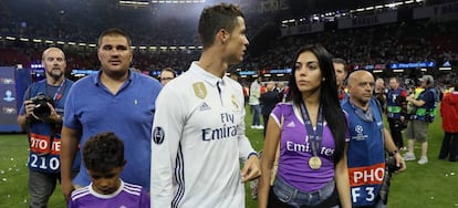 Cristiano Ronaldo junto a su hijo y su novia Georgina Rodríguez tras ganar en Cardiff.