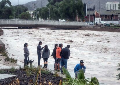 Aunque en algunas zonas se habían detenido las lluvias, los pronósticos indican que por la noche caerán entre 15 y 30 milímetros, por lo que se prevé que la situación se complicará.