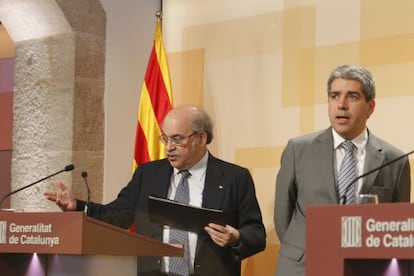 El consejero de Economía Andreu Mas-Colell, a la izquierda, junto al portavoz del Gobierno, Francesc Homs.