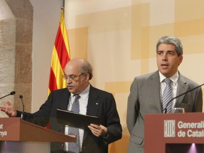 El consejero de Economía Andreu Mas-Colell, a la izquierda, junto al portavoz del Gobierno, Francesc Homs.