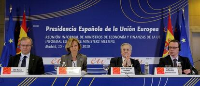 Salgado, flanqueada por el presidente del BCE, Jean-Claude Trichet, y los comisarios de Economía y Fiscalidad, Olli Rehn y Algirdas Semeta.