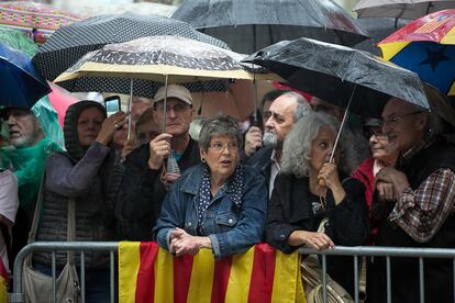 Varias personas se concentran ante el Tribunal Superior de Justicia de Catalunya en apoyo a la exvicepresidenta del Govern, Joana Ortega.