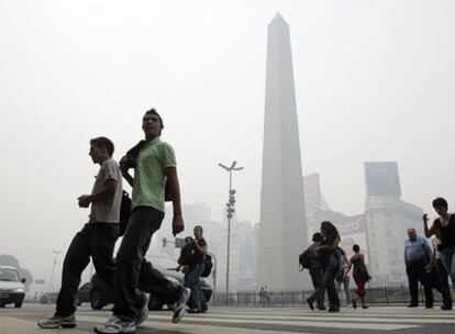 Ciudadanos caminan frente al Obelisco ayer en Buenos Aires.