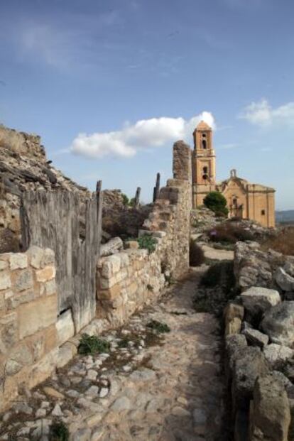 Església de Sant Pere de Corbera d’Ebre, en una imatge actual, al mig de les ruïnes del poble vell.