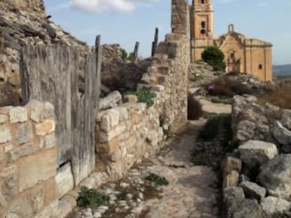 Església de Sant Pere de Corbera d’Ebre, en una imatge actual, al mig de les ruïnes del poble vell.