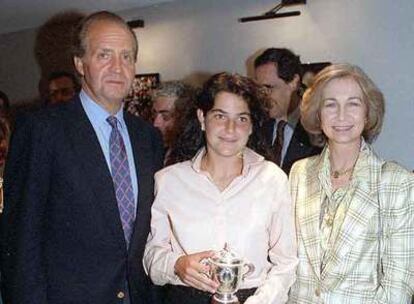 Sus Majestades, con la tenista Arantxa Sánchez-Vicario en 1994.