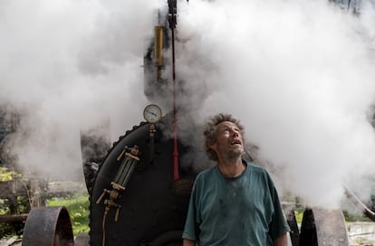 David Shrubb, voluntario y entusiasta del vapor, alimenta y controla el motor 'Big John', que data de 1906 y provee de vapor a la feria de Hollycoombe, en Liphook (Inglaterra).