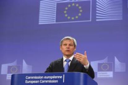 El comisario europeo de Agricultura, Dacian Ciolos, durante una rueda de prensa celebrada en Bruselas (Bélgica). EFE/Archivo