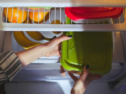 Metiendo un recipiente en la nevera.