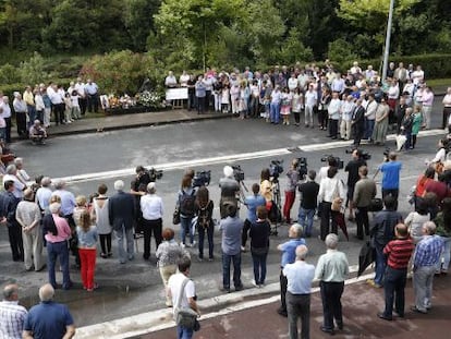 Momento del homenaje celebrado en Zumaia en memoria de Joxe Mari Korta, asesinado por ETA hace 13 años.