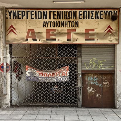 Aparcamiento y taller en la calle Polizoidi, en Tesalónica (Grecia).