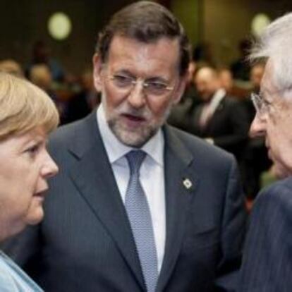 La canciller alemana, Angela Merkel, el presidente del Gobierno español, Mariano Rajoy (c), y el primer ministro italiano, Mario Monti (d), charlan al comienzo de la cumbre informal de jefes de Estado y Gobierno en Bruselas el 23 de mayo de 2012.