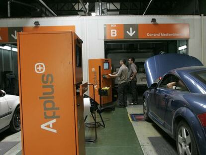 Dos operarios de Applus, en un centro de la ITV en Barcelona.