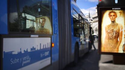 Publicidad en un autobús y una marquesina en una calle de Madrid. 