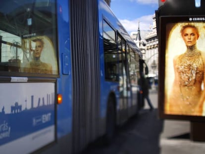 Publicidad en un autobús y una marquesina en una calle de Madrid. 