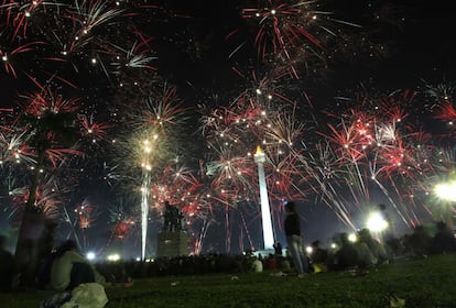 Gran despliegue de fuegos artificiales en Yakarta.