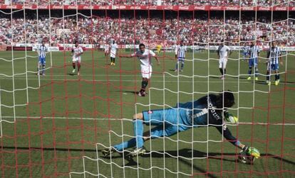 German Lux, portero del Deportivo de la Coruña, ataja un penalti lanzado por Bacca, en la 7ª jornada de la Liga BBVA.