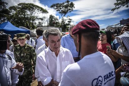 El presidente colombiano, Juan Manuel Santos, con un miembro de las FARC. 