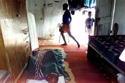 Un infectado con el VIH descansa acostado en la casa de sus abuelos en Suráfrica.