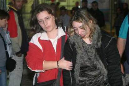 La madre de la niña maltratada (a la derecha) tras visitar a la pequeña en el hospital.