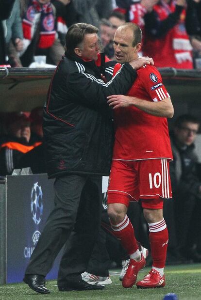 Louis van Gaal y Robben, en el momento de la sustitución del delantero holandés.