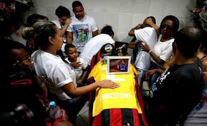 Parentes e amigos do goleiro Christian Esmerio, de 15 anos, uma das vítimas do incêndio no CT do Flamengo. 