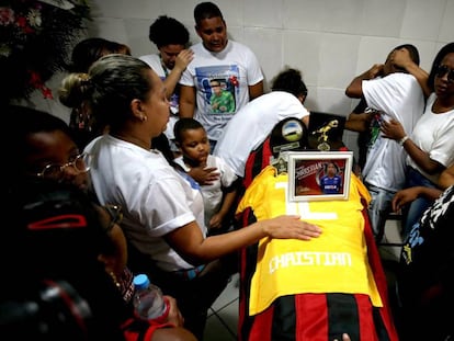 Parentes e amigos do goleiro Christian Esmerio, de 15 anos, uma das vítimas do incêndio no CT do Flamengo. 