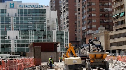 Obras en el entorno de Torre Europa, en Azca, Madrid, en una imagen de archivo. Al fondo, la sede de Metrovacesa.