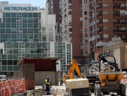 Obras en el entorno de Torre Europa, en Azca, Madrid, en una imagen de archivo. Al fondo, la sede de Metrovacesa.