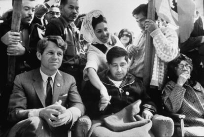 Nesta imagem sem data de 1968, Robert Kennedy apoia uma greve de coletores de uva junto ao líder do movimento César Chávez.