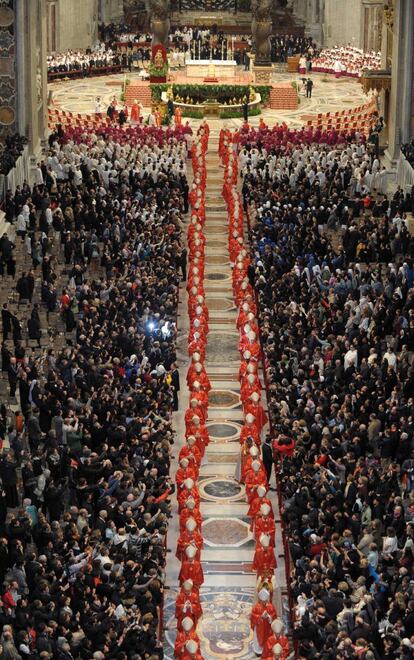 Vista general de la Basílica de San Pedro tras el termino de la misa "Pro eligendo Pontefice" que inicia el cónclave para elegir un nuevo Papa.