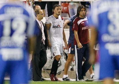 Antonio Puerta, abandoning the field by his own foot after fading on the grass minutes before.