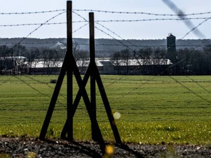 Terrenos que ocupó el campo de concentración de Septfonds, en Francia, con la explotación porcina al fondo. 