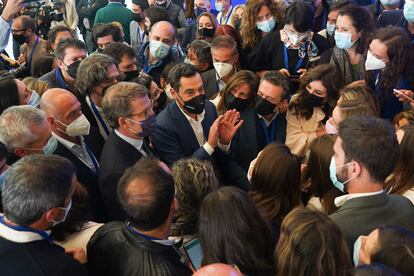 El presidente del partido del PP, Alberto Núñez Feijóo, y el presidente de la Junta de Andalucía, Juanma Moreno, saluda a los periodistas al final del congreso, esta mañana en Sevilla.